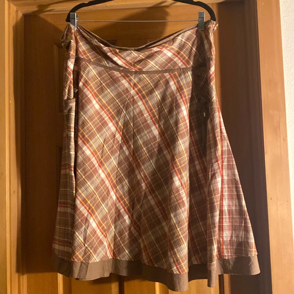 Plaid skirt with cute tie detail on pockets
